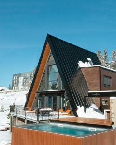 弗拉西克Euphoria - luxury villa的雪地里有一座带游泳池的房子 更多73张照片