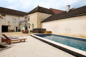 a swimming pool in the backyard of a house at « Le Clos de la Côte d’Or » in Ladoix Serrigny