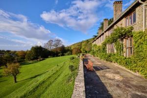 un banc assis sur le côté d'un bâtiment dans l'établissement Bossington Bunkhouse, à Minehead
