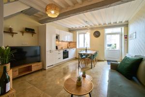 a living room with a couch and a table at « Le Clos de la Côte d’Or » in Ladoix Serrigny