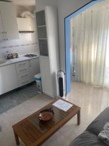 Kuchyňa alebo kuchynka v ubytovaní 3 BDRM APART NEAR THE SEA! GREAT FOR KIDS!