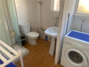 Kúpeľňa v ubytovaní 3 BDRM APART NEAR THE SEA! GREAT FOR KIDS!