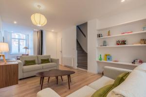 a living room with a couch and a table at Maison 3 chambres et 2 salle de bain avec jardin in Tourcoing +37 photos