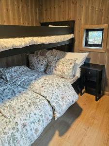 Ένα ή περισσότερα κρεβάτια σε δωμάτιο στο Stylish Cabin In Scenic Rafsbotn +10 φωτογραφίες