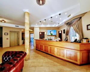 a lobby with a cash counter and a couch at Romantikschlössl Loipersdorf Adults Only in Grieselstein +56 photos