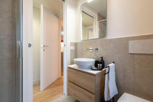 un bagno con lavandino e specchio di Alfieri Apartment a Firenze