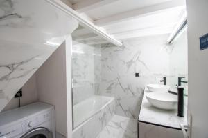 Bilik mandi di L'Appartement vue quai - proche de la gare & des halles de Sète - 3ème étage sans ascenseur +19 gambar
