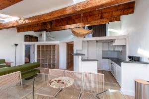 Dapur atau dapur kecil di L'Appartement vue quai - proche de la gare & des halles de Sète - 3ème étage sans ascenseur