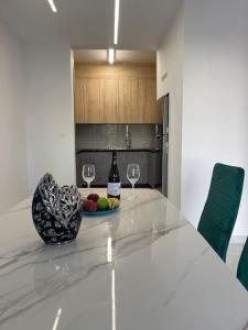 une cuisine avec une table avec un bol de fruits et des verres à vin dans l'établissement Luxury Vintage Suite, à Paphos