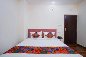 Rúm í herbergi á FabHotel HSR Gateway