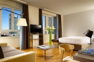 Pokój hotelowy z łóżkiem, kanapą i stołem w obiekcie UNA HOTELS Century Milano w Mediolanie