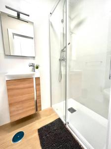 a bathroom with a shower and a sink at Campoamor - Más que apartamentos in Dehesa de Campoamor