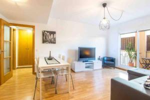 salon ze stołem i telewizorem w obiekcie Altorreal - Más que apartamentos w Murcji