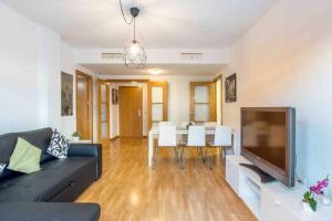 salon z czarną kanapą i jadalnią w obiekcie Altorreal - Más que apartamentos w Murcji