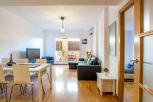 salon ze stołem i kanapą w obiekcie Altorreal - Más que apartamentos w Murcji