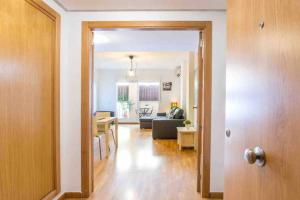 salon z kanapą i stołem w obiekcie Altorreal - Más que apartamentos w Murcji