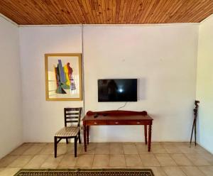 Μια τηλεόραση ή/και κέντρο ψυχαγωγίας στο The Seed Pod Guesthouse +7 φωτογραφίες