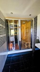 Koupelna v ubytování Cabin - Sleeps 4 - Nature Sauna Hot Tub + 18 fotografií