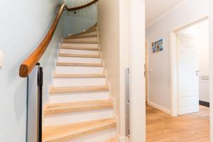 eine Treppe in einem Haus mit Holzstufen in der Unterkunft Am Hof 4 in Staberdorf + 40 Fotos
