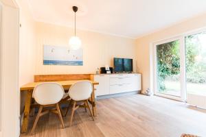 ein Esszimmer mit Tisch und Stühlen in der Unterkunft Am Hof 4 in Staberdorf