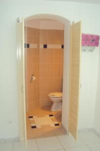 Ένα μπάνιο στο Apartments Silvija