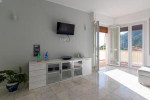 Televisyen dan/atau pusat hiburan di Seaview Apartment - A