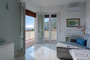 Ruang duduk di Seaview Apartment - A