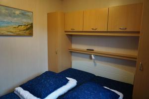 Кровать или кровати в номере Kustverhuur, Groede Paarlhof 51