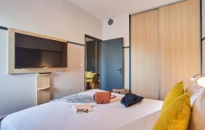 Postel nebo postele na pokoji v ubytování Appart'hôtel Odalys City - Bioparc Lyon Est + 37 fotografií