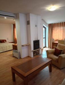 Posezení v ubytování Mountain Paradise 1 - 1 Bedroom South facing balcony - 300mbps Wi-fi