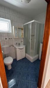 Et badeværelse på Apartments Renko