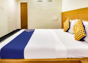 Postel nebo postele na pokoji v ubytování SPOT ON Srinivasa Residency