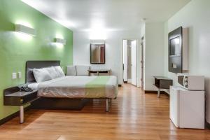 Postel nebo postele na pokoji v ubytování Motel 6-Longview, TX - North