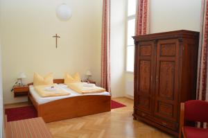 A bed or beds in a room at Gästehaus im Priesterseminar Salzburg