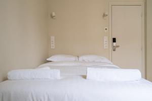 Posteľ alebo postele v izbe v ubytovaní Beautiful room with ensuite bathroom in Paris!