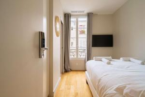 Posteľ alebo postele v izbe v ubytovaní Beautiful room with ensuite bathroom in Paris!