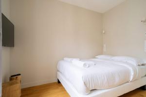 Posteľ alebo postele v izbe v ubytovaní Beautiful room with ensuite bathroom in Paris!