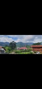deux photos d'une ville avec vue dans l'établissement Villa murah puncak, à Campaka