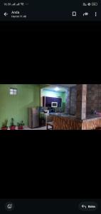 Il offre une vue sur un salon et une cuisine. dans l'établissement Villa murah puncak, à Campaka