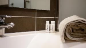 due bottiglie di acqua dolce da bere sedute su un bancone del bagno di Capstay studio avec grande terrasse proche aéroport Bastia - Lucciana - Centre a Lucciana Altre 62 foto