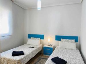 Postel nebo postele na pokoji v ubytování Acogedor apartamento a 200 m de la playa + 17 fotografií