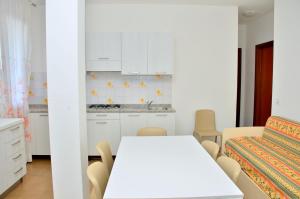 A kitchen or kitchenette at Condominio Sovego