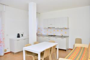 A kitchen or kitchenette at Condominio Sovego