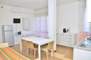 A kitchen or kitchenette at Condominio Sovego