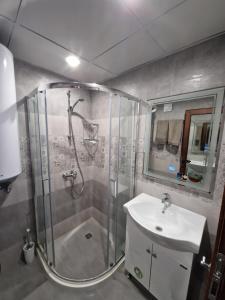 SimitliにあるVilla Popoviのシャワーと洗面台付きのバスルーム