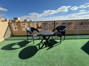 Fotografie z fotogalerie ubytování Luxurious Penthouse Studio with Open Roof & Views v destinaci Město 6. října