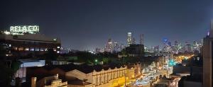 Una vista de una ciudad de noche con en Penthouse 3 bedroom 6 guests 2 bathrooms, en Melbourne