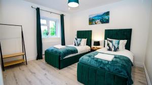 Voodi või voodid majutusasutuse Easy 2 Manage Brand New 4 BRH, 3Bath Home Slough for 8 Guests Free Parking toas