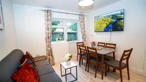 Istumisnurk majutusasutuses Easy 2 Manage Brand New 4 BRH, 3Bath Home Slough for 8 Guests Free Parking +49 fotot