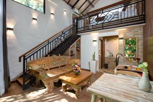 uma sala de estar com um banco e uma escadaria em Alas Petulu Villa Resort and Spa em Ubud